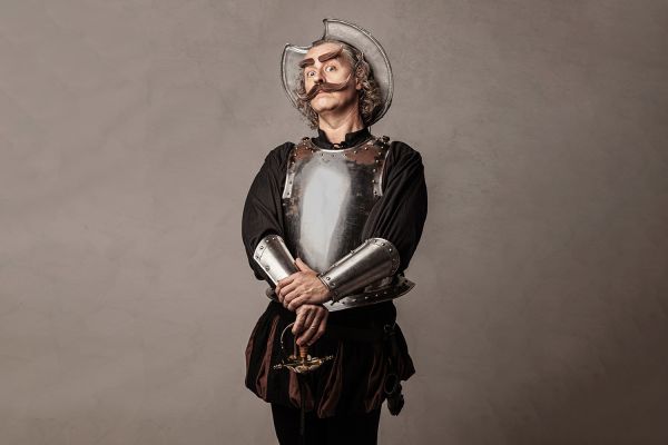 L'actor Marcel Tomàs, caractertizat del personatge de Quixot, mirant a càmera mentre sosté amb les dues mans una espasa cap avall